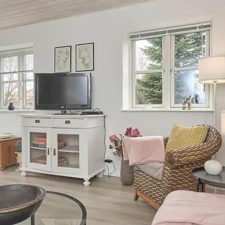 In With 4 Bedrooms, Sauna And Internet *
