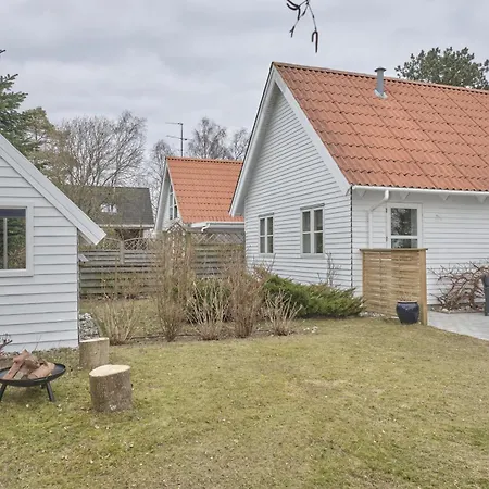 In With 4 Bedrooms, Sauna And Internet *