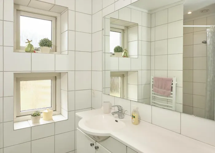 In With 4 Bedrooms, Sauna And Internet Tatil Evi Ebeltoft