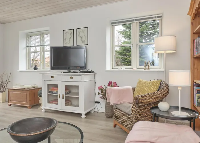 In With 4 Bedrooms, Sauna And Internet *